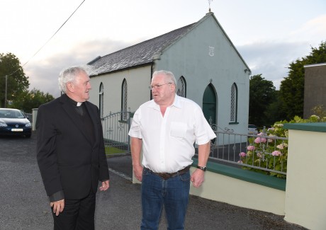 Fr Benny Fitzpatrick chats to Tom Corrigan about the attempted thefts at St Lasir's Church, Florencecourt    RMGFH43