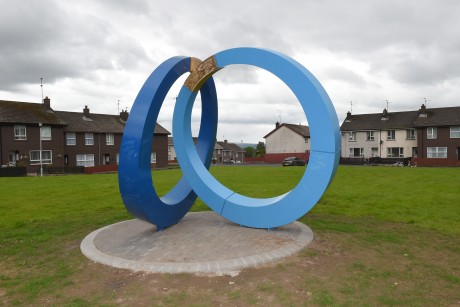 The sculpture at the communal lawn at Carrowshee Park and Sylvan Hill, Lisnaskea    RMGFH10