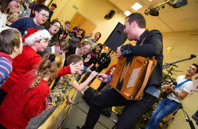 Nathan Carter gets a little help singing from the children    RMG52