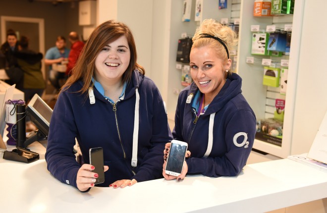 Patrice Ryder and Angela McCusker from the O2 Store, Enniskillen are ready for 4G to be rolled out in Enniskillen    RMG21