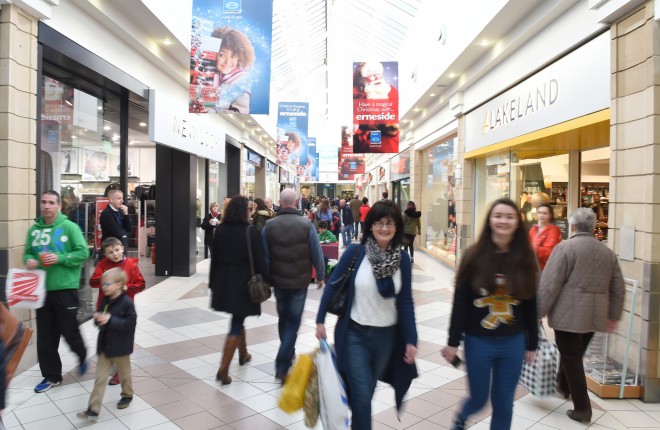Christmas shoppers were out in force prior to Christmas    RMG14