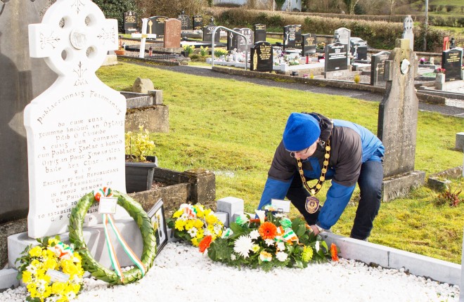 Thomas O'Reilly lays a wreath at the Sinn Fein commemoration on Easter Sunday