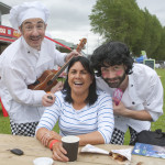 Jolene Abraham from Enniskillen serenaded by Ricardo and Miguel from 'in your space' at Festival Lough Erne bmcb 21